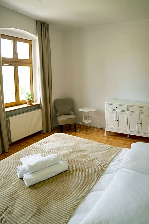 Pałac Ostoja - pokoje gościnne