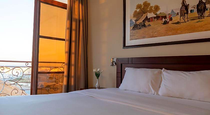 Al Ayjah Plaza Hotel