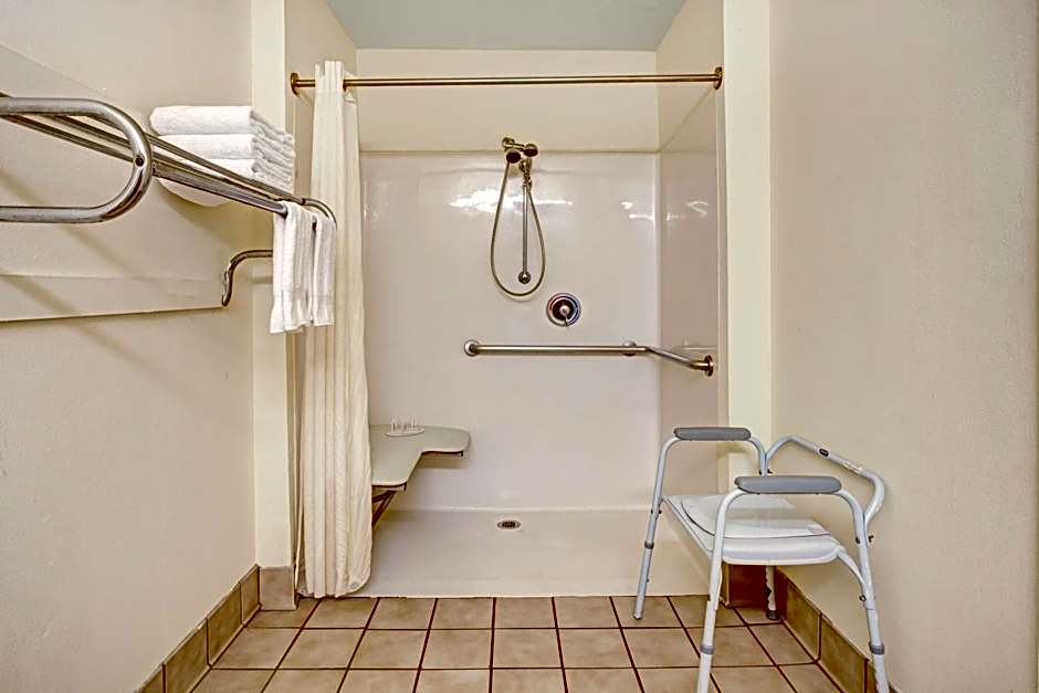 Super 8 by Wyndham Arlington Near AT&T Stadium