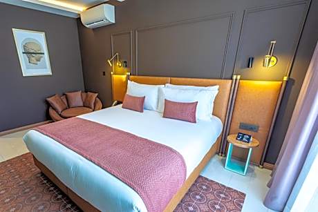 Deluxe King Room with Balcony and Hot Tub - Non-Smoking