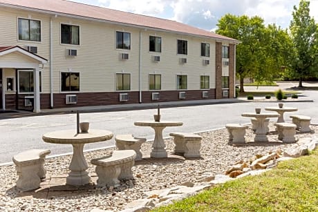 Super 8 by Wyndham Radcliff Ft. Knox Area