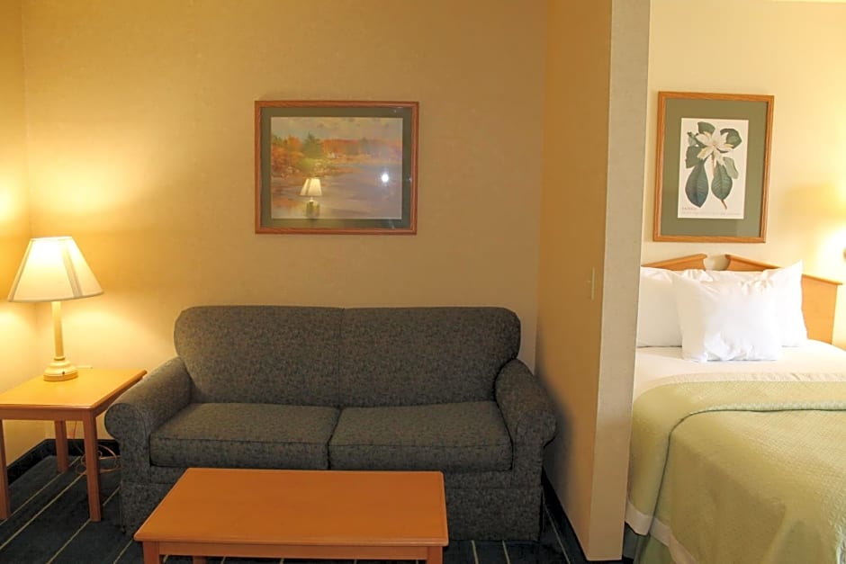 Days Inn & Suites by Wyndham Bridgeport - Clarksburg