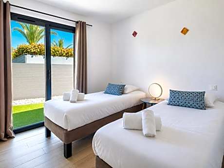 Four-Bedroom House with Air Conditioning, 23 ft Private Pool and Terrace (8 Adults)