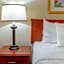 La Quinta Inn & Suites by Wyndham Milwaukee Airport / Oak Creek