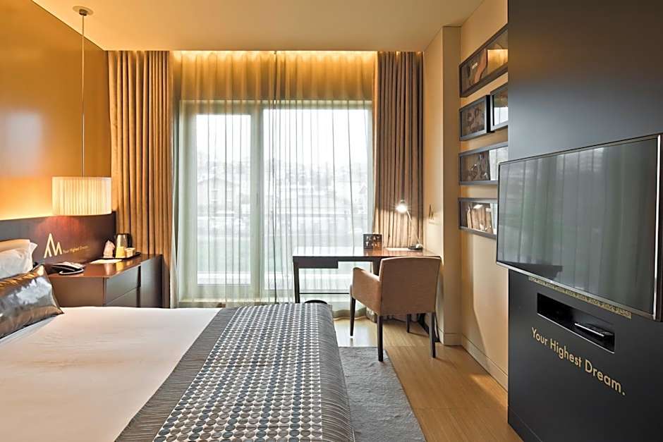 Golden Tulip São João da Madeira Hotel