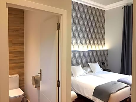 Twin Room with Private Bathroom