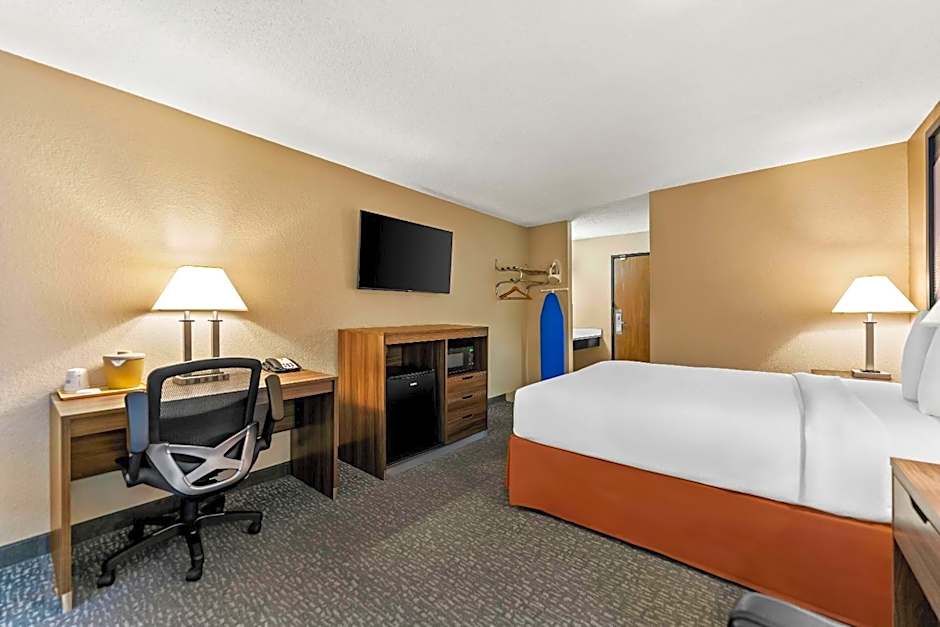 Super 8 by Wyndham Elgin