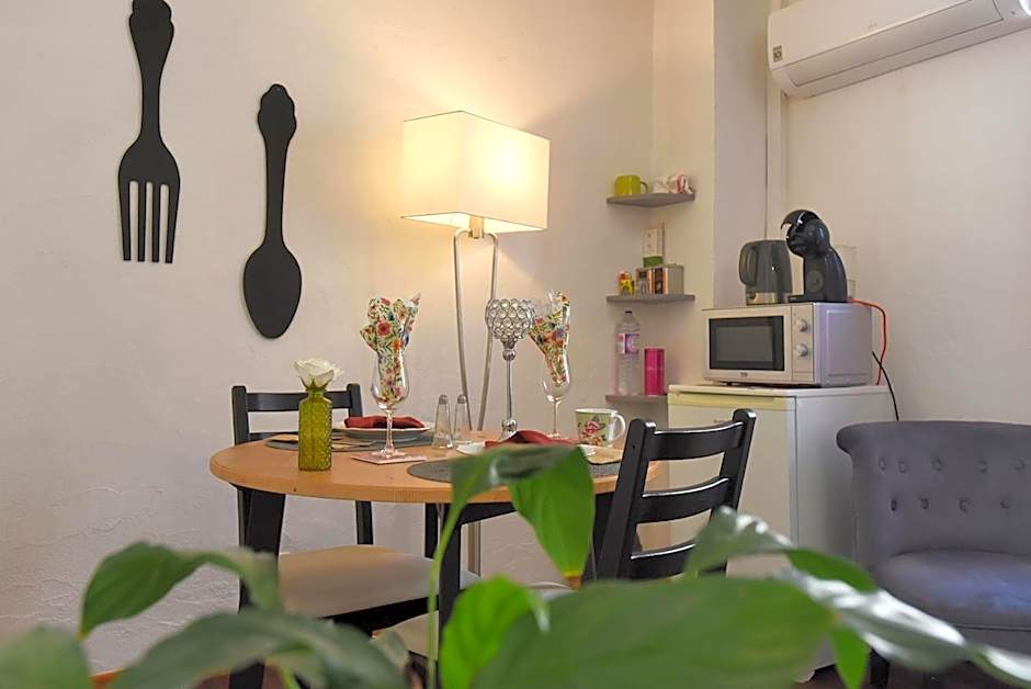 L'AMARILYS chambre d'hôte au coeur du village, terrasse avec vue sur le château