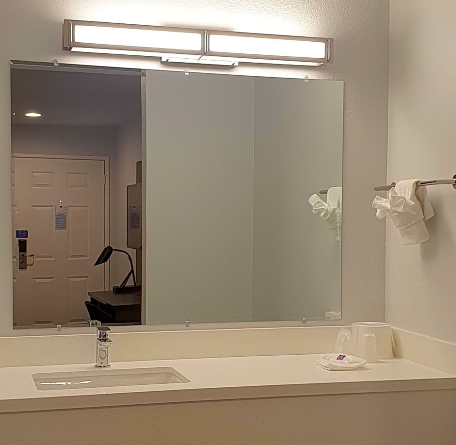 Motel 6-Bellflower, CA - Los Angeles