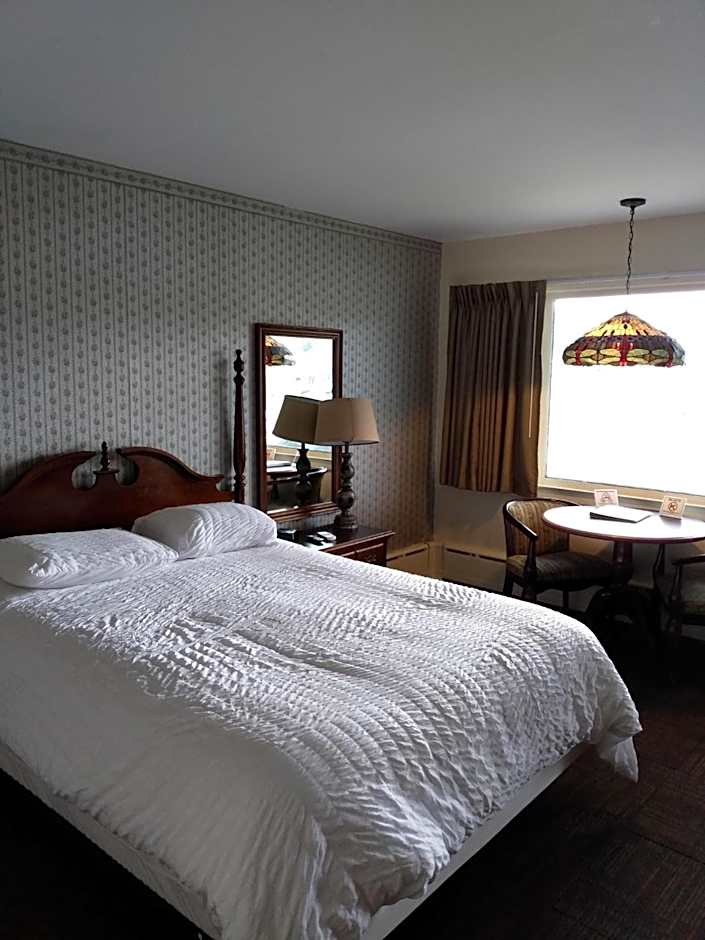 Sara Placid Inn & Suites