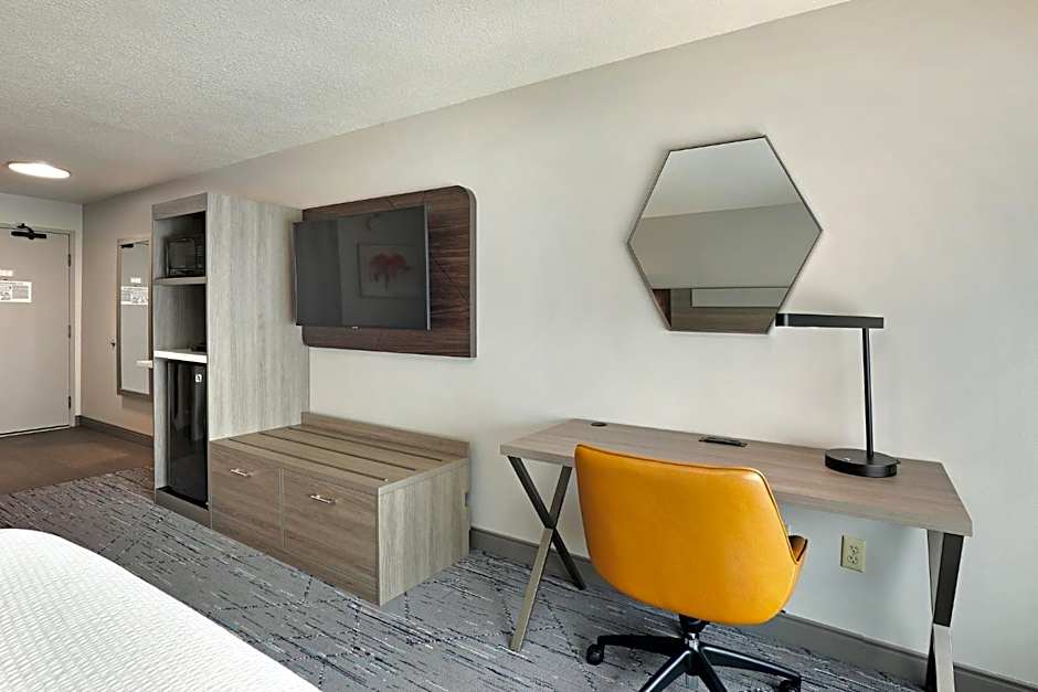 Holiday Inn Express Hotel & Suites Milwaukee-New Berlin By IHG