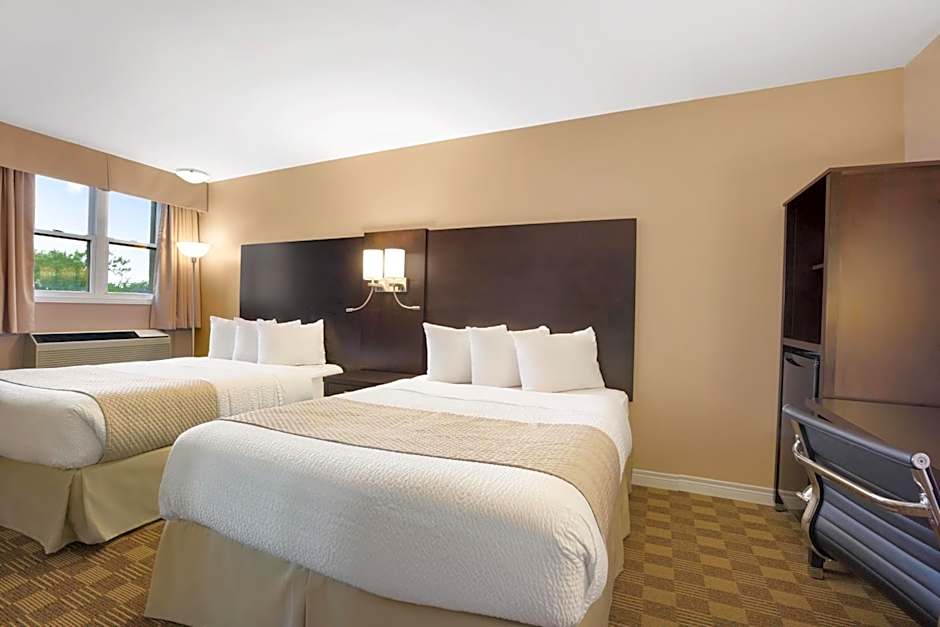 Days Inn & Suites by Wyndham North Bay Downtown