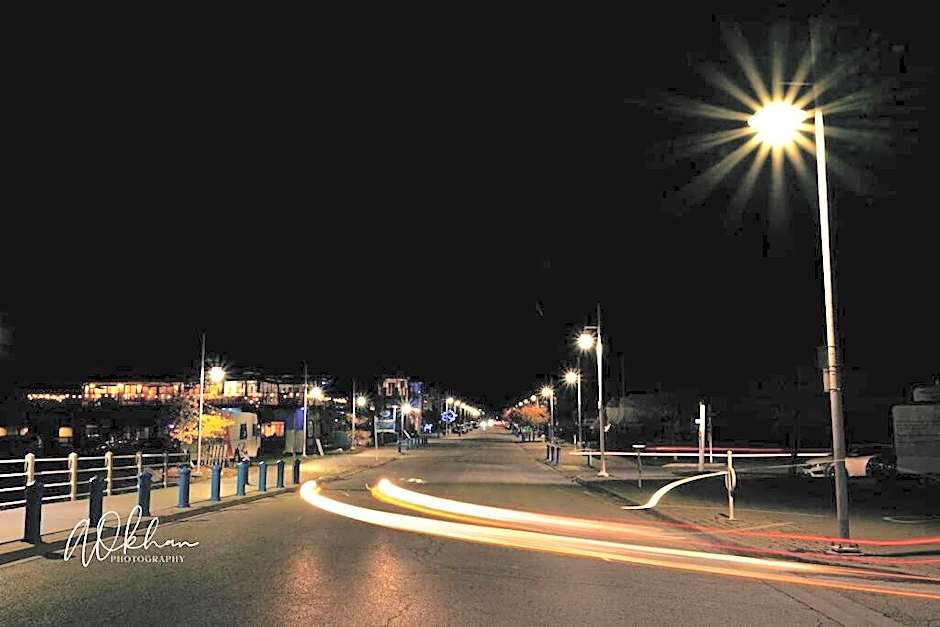 Stylish 2BR: w/free parking & streaming!