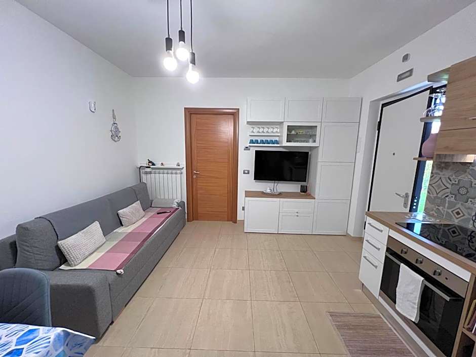 Casa Antia, nuovo bilocale con giardino in Residence con piscina
