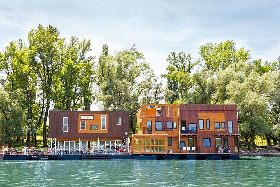 ArkaBarka Floating Hostel