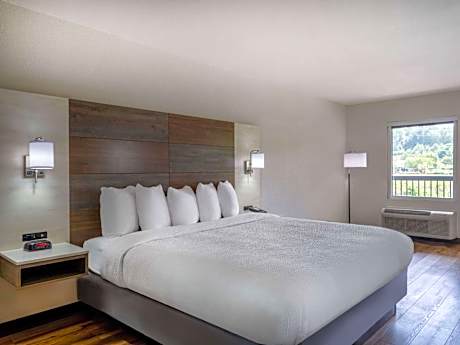 1 King Bed Mobility Accessible Room Bathtub W/ Grab Bars Non-Smoking