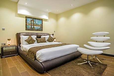 Deluxe One Bedroom Suite