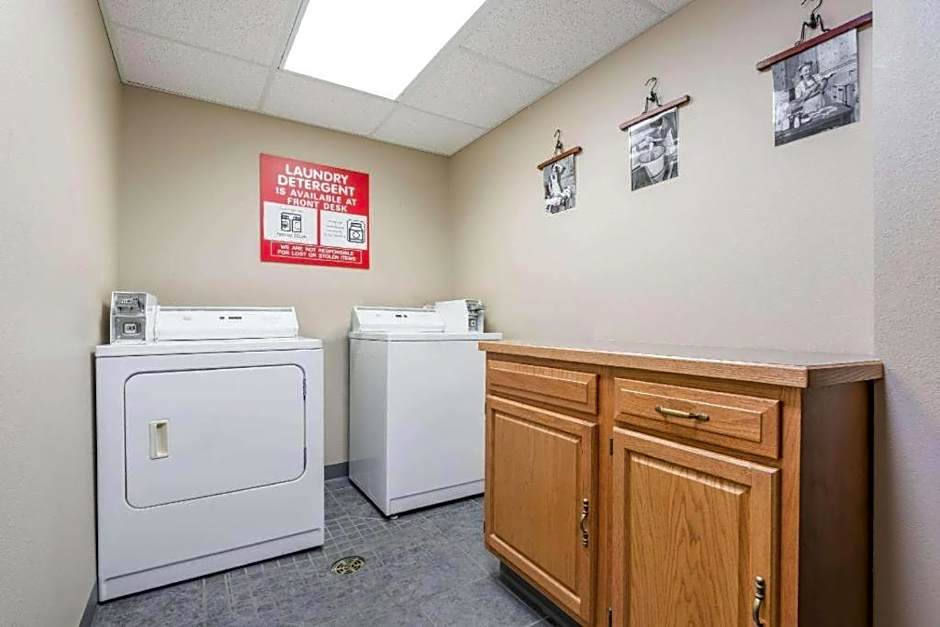 Super 8 by Wyndham Beloit