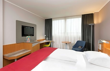 Queen Room with Roll-In Shower - Mobility Accessible/Non-Smoking