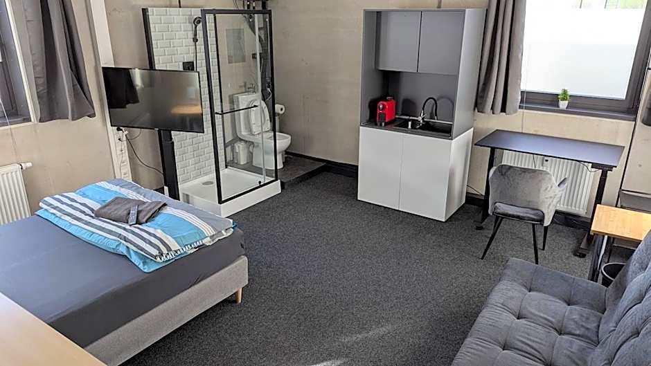 BUSINESS-MOTEL free WiFi & massage, air-con, XXL-Parking, Wallbox, Smart TV, Video-Security