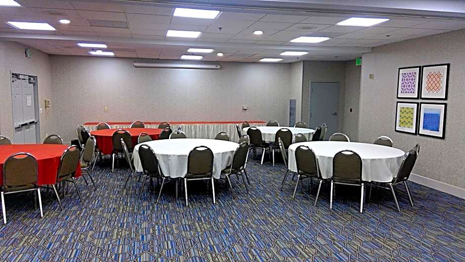 Holiday Inn Express & Suites Tracy By IHG