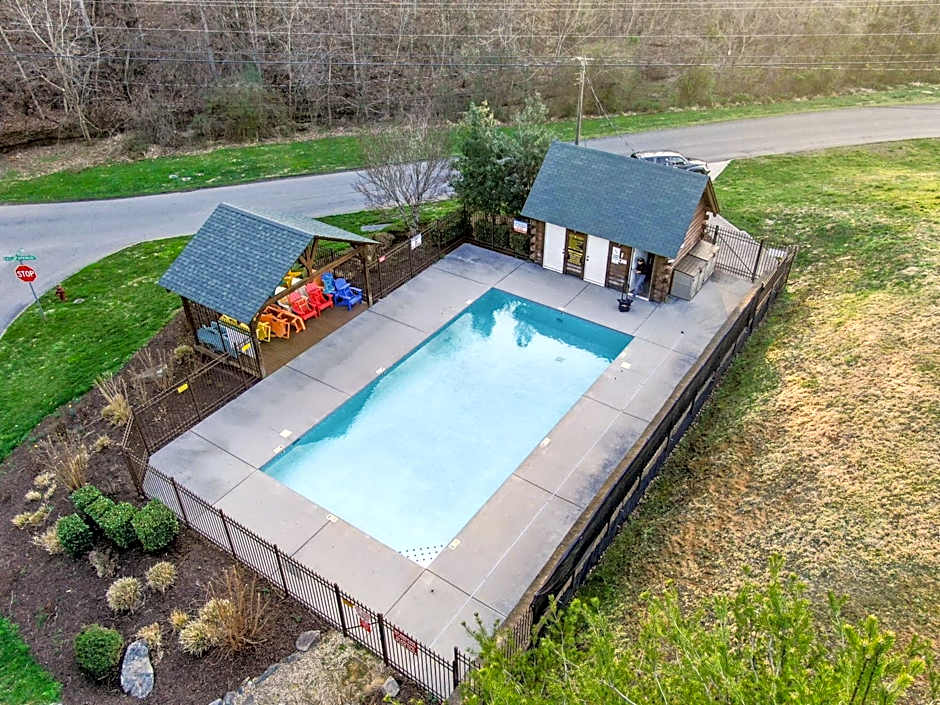 Ryes and Shine Bootlegger's Cabin! Hot Tub* Pool* Arcade* Billiards *EV * Pet Friendly