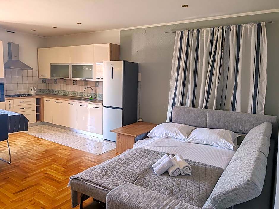 Apartments and pansion M&R