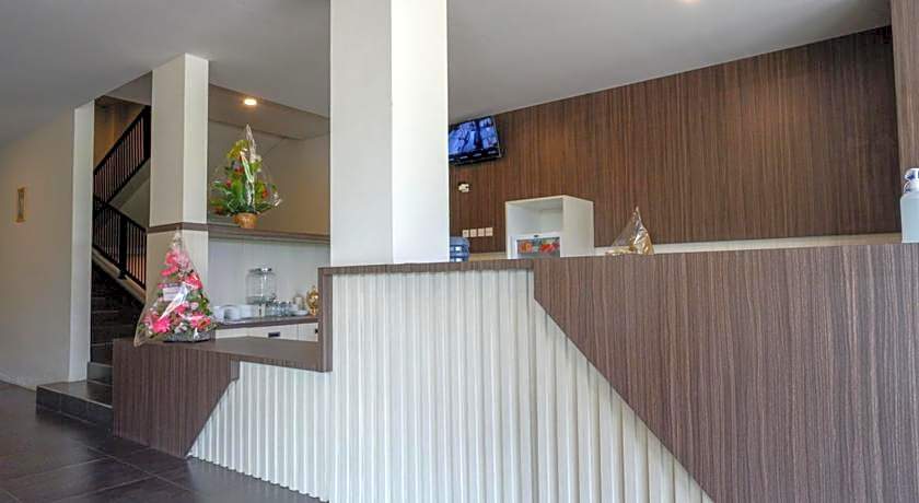 RedDoorz Plus near Solo Baru