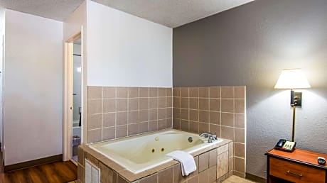 King Room with Spa Bath - Non-Smoking