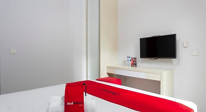 RedDoorz Plus near Cilandak Town Square 2