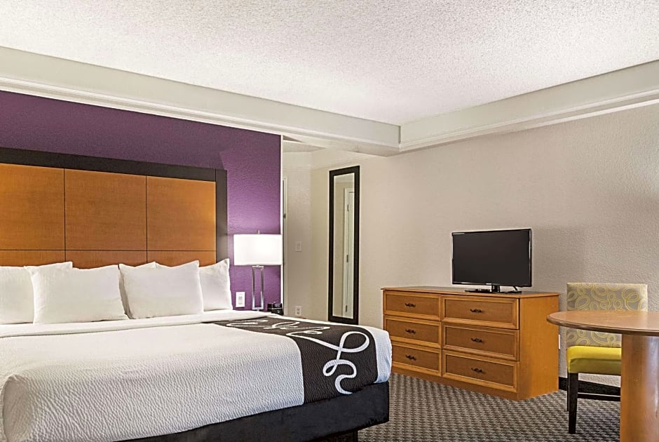 La Quinta Inn & Suites by Wyndham Ontario Airport