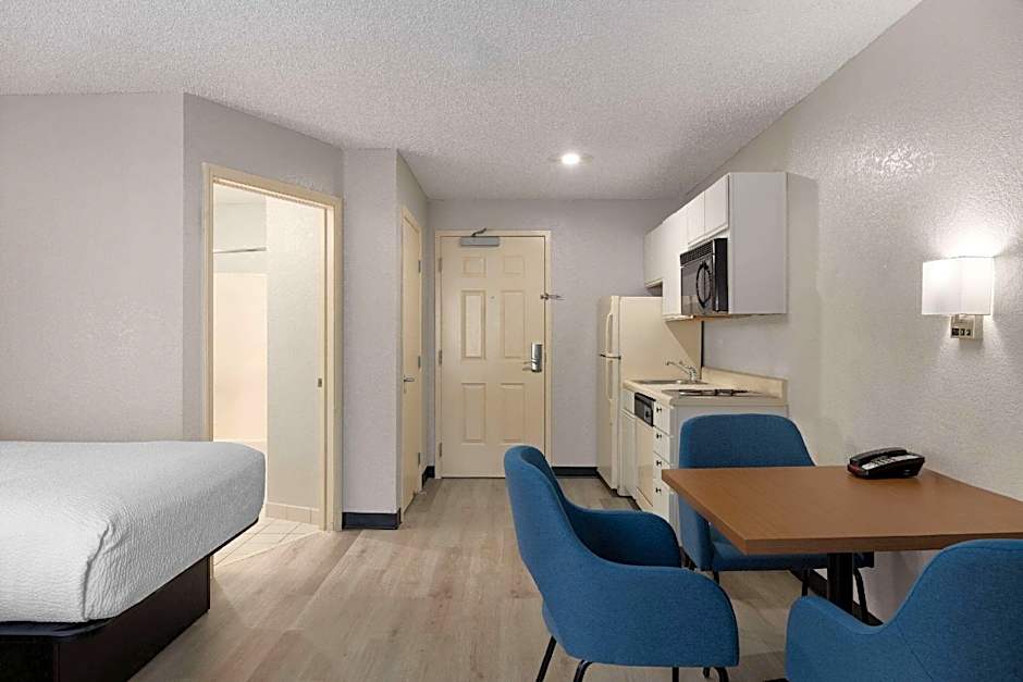 Days Inn & Suites by Wyndham Green Bay WI.
