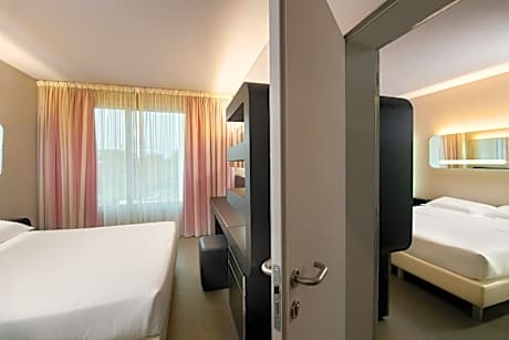 Connecting Room