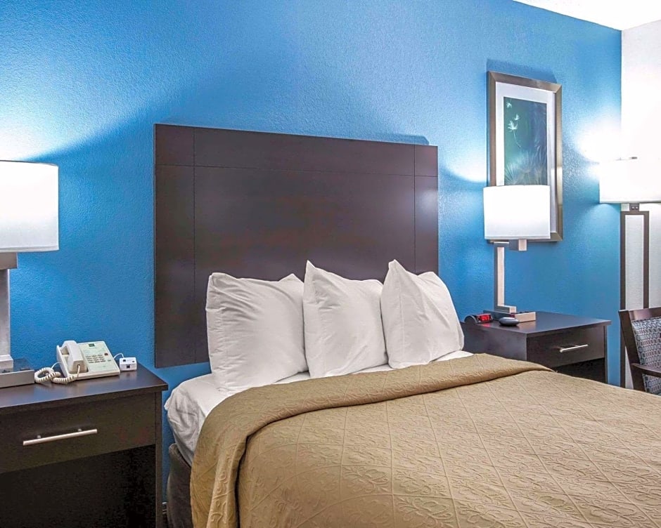 Photo 1 of 3 of 1 Queen Bed, Accessible, Nonsmoking
