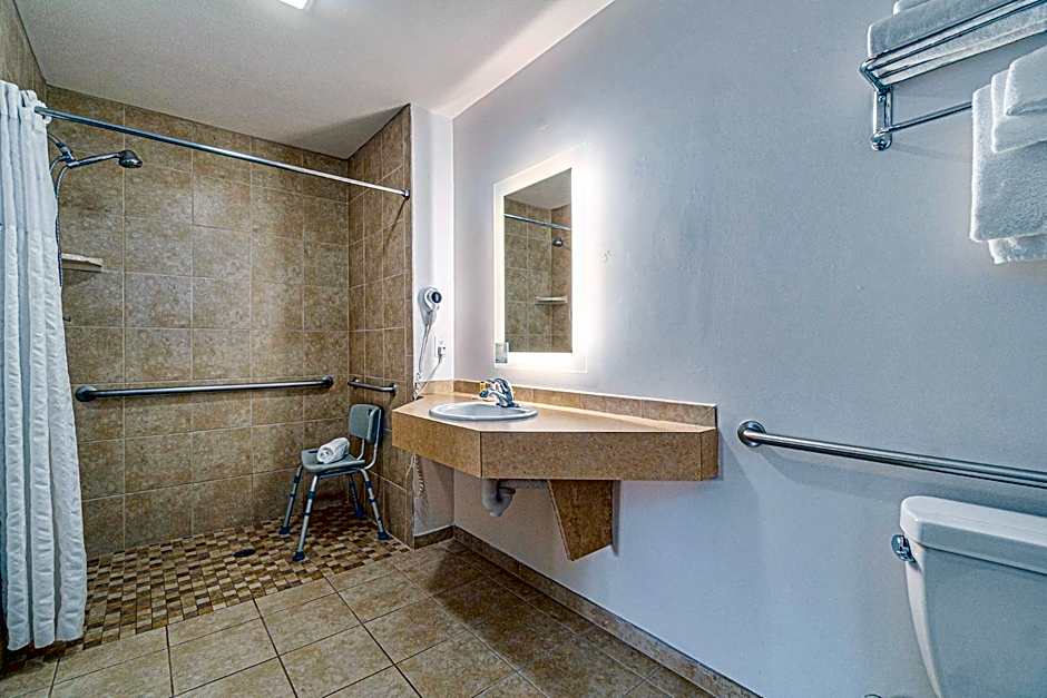 Howard Johnson by Wyndham Traverse City