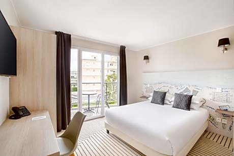 Superior Queen Room with Balcony