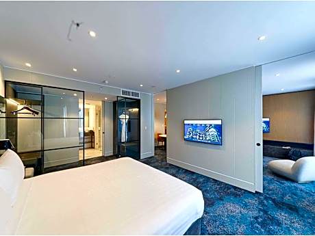 Deluxe Executive King Suite with Lounge Access