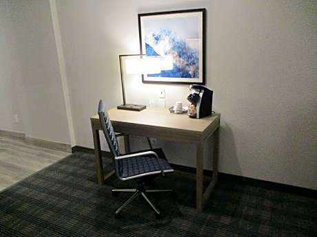 Accessible - 1 King Mobacc Comast Rollsh Pillow Micrfg Nsmk Full Breakfast