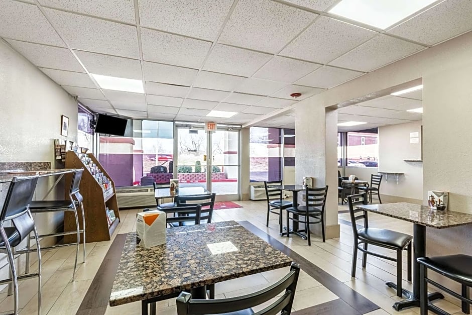 Econo Lodge Inn & Suites Near Bricktown