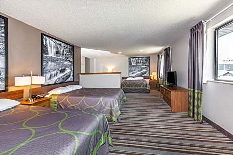 Studio Suite with Three Queen Beds - Non-Smoking