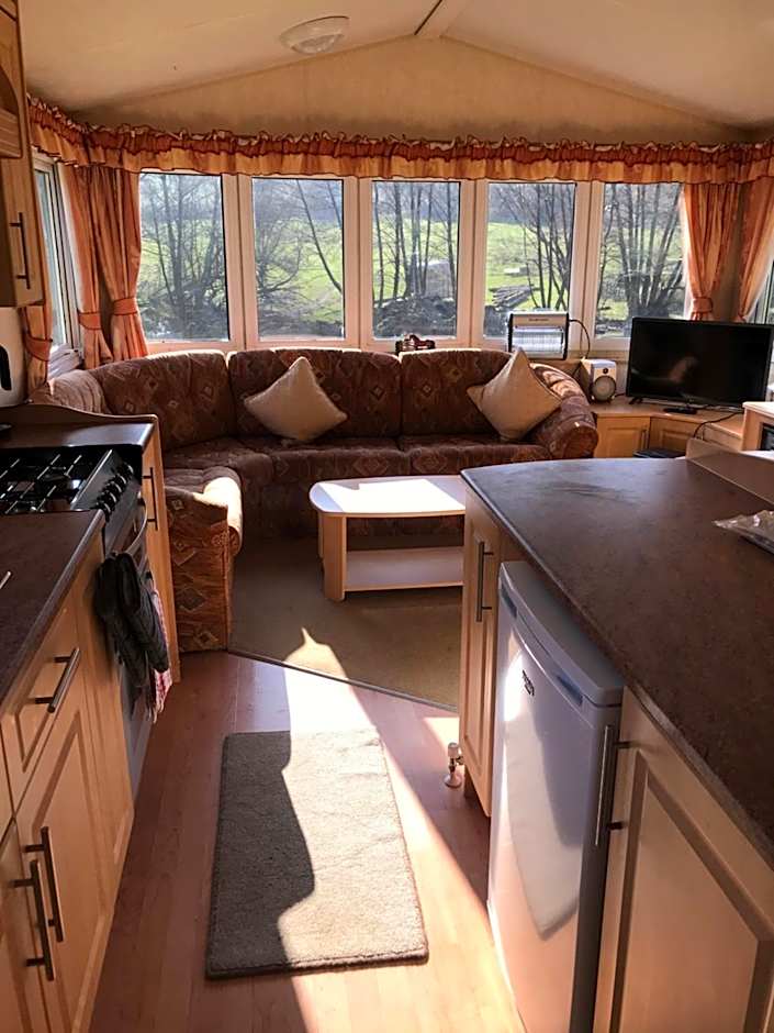 Shepherds Huts Ham Hill, 2 double beds, Bathroom, Lounge, Diner, Kitchen, LOVE dogs & Cats Looking out to lake and by Ham Hill Country Park plus parking for large vehicles available also great deals on workers long term This is the place to relax and BBQ