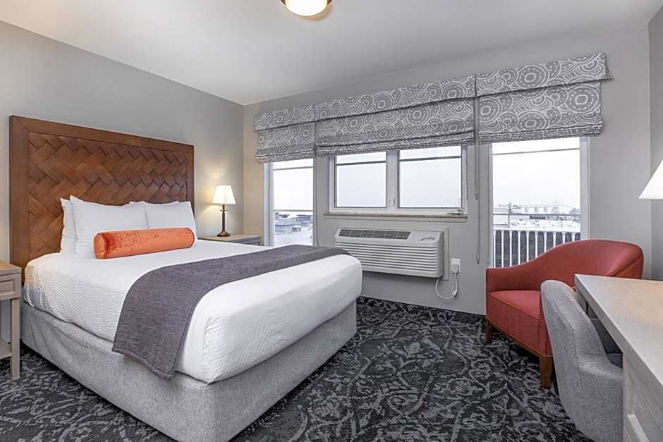 Photo 1 of 7 of 1 Queen Bed