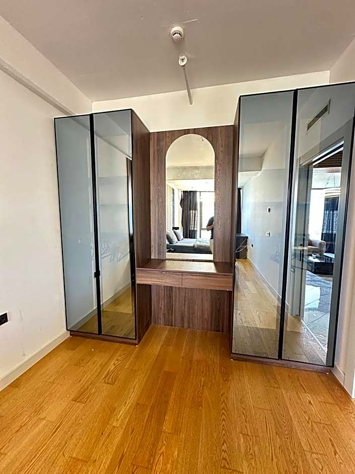 Stunning skyview luxury apt floor in high floor