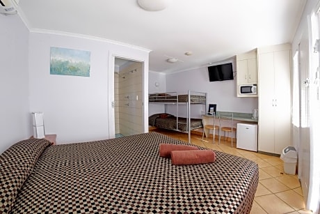 Family Room (5 Adults)