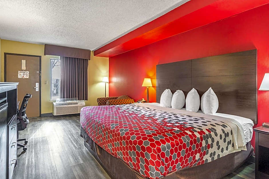 Econo Lodge & Suites Clarksville near Governors Square Mall