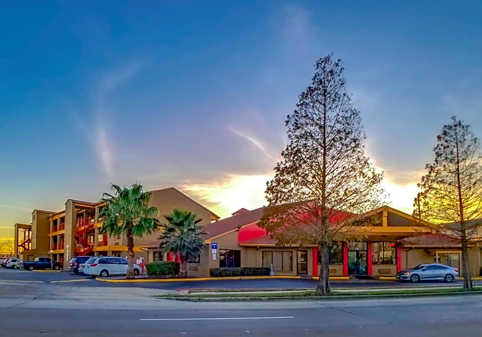 Howard Johnson by Wyndham Houston Hobby Airport