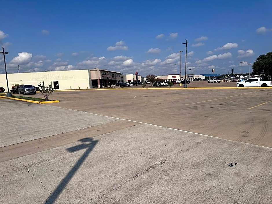 Holiday Inn Express & Suites Sealy By IHG