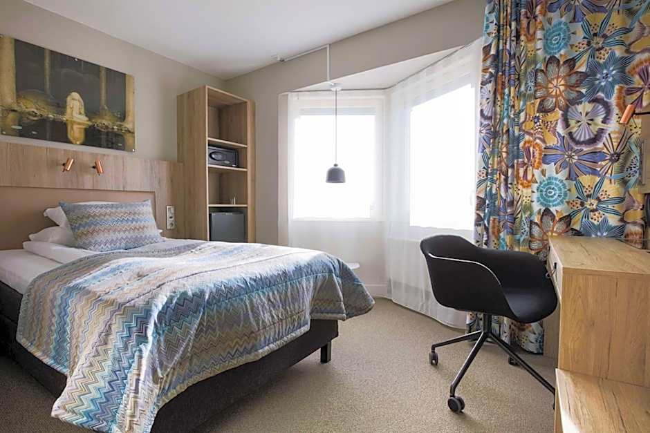 Photo 1 of 5 of Single Room