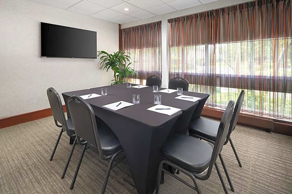 DoubleTree by Hilton Boston Bayside