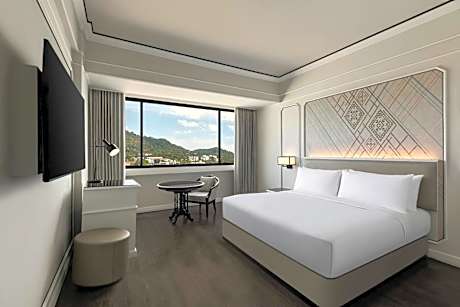 Premium, Guest room, 1 King, City view, High floor